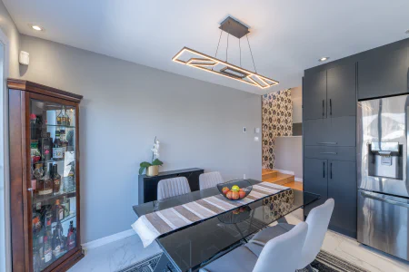 Salle à manger : 2057 Rue de Breda