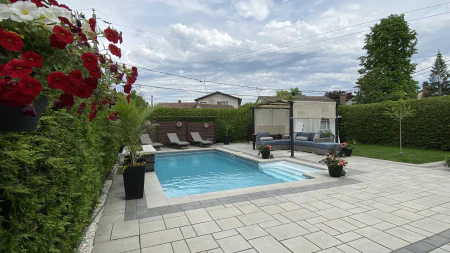 Piscine : 2057 Rue de Breda