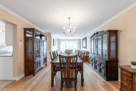 Salle à manger : 425 Rue Roger-Pilon